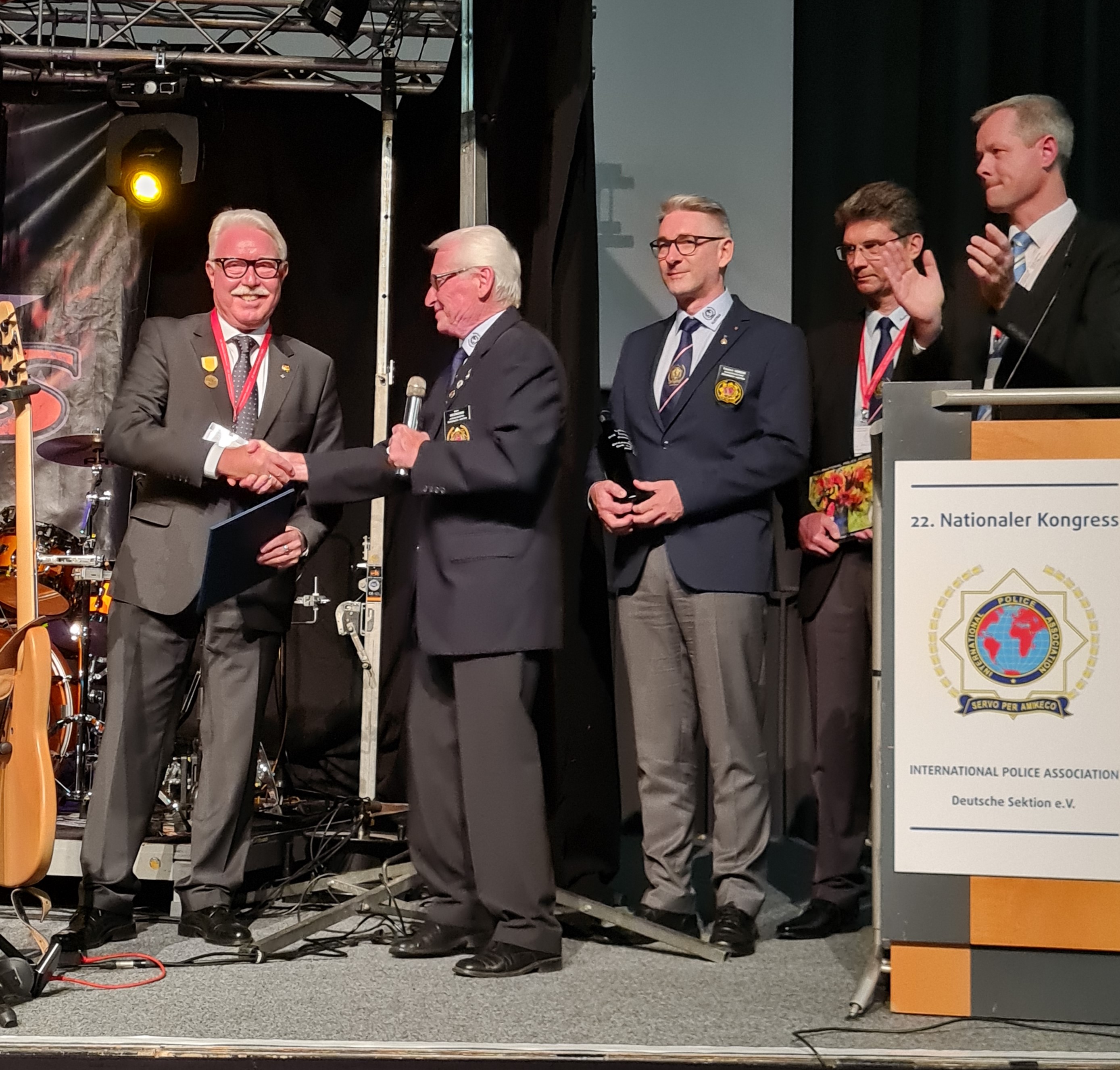 Übergabe der Dankesurkunde