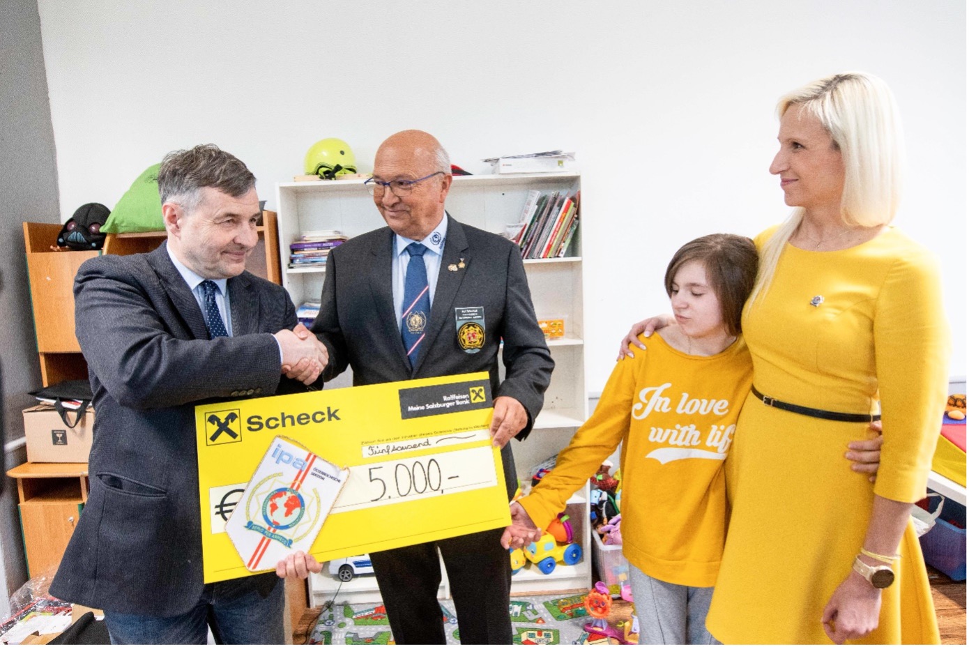 Scheckübergabe an den Direktor des Waisenhauses Piotr Rydzewski. Außerdem im Bild Aneta Sobieraj, Vizepräsidentin IPA Polen