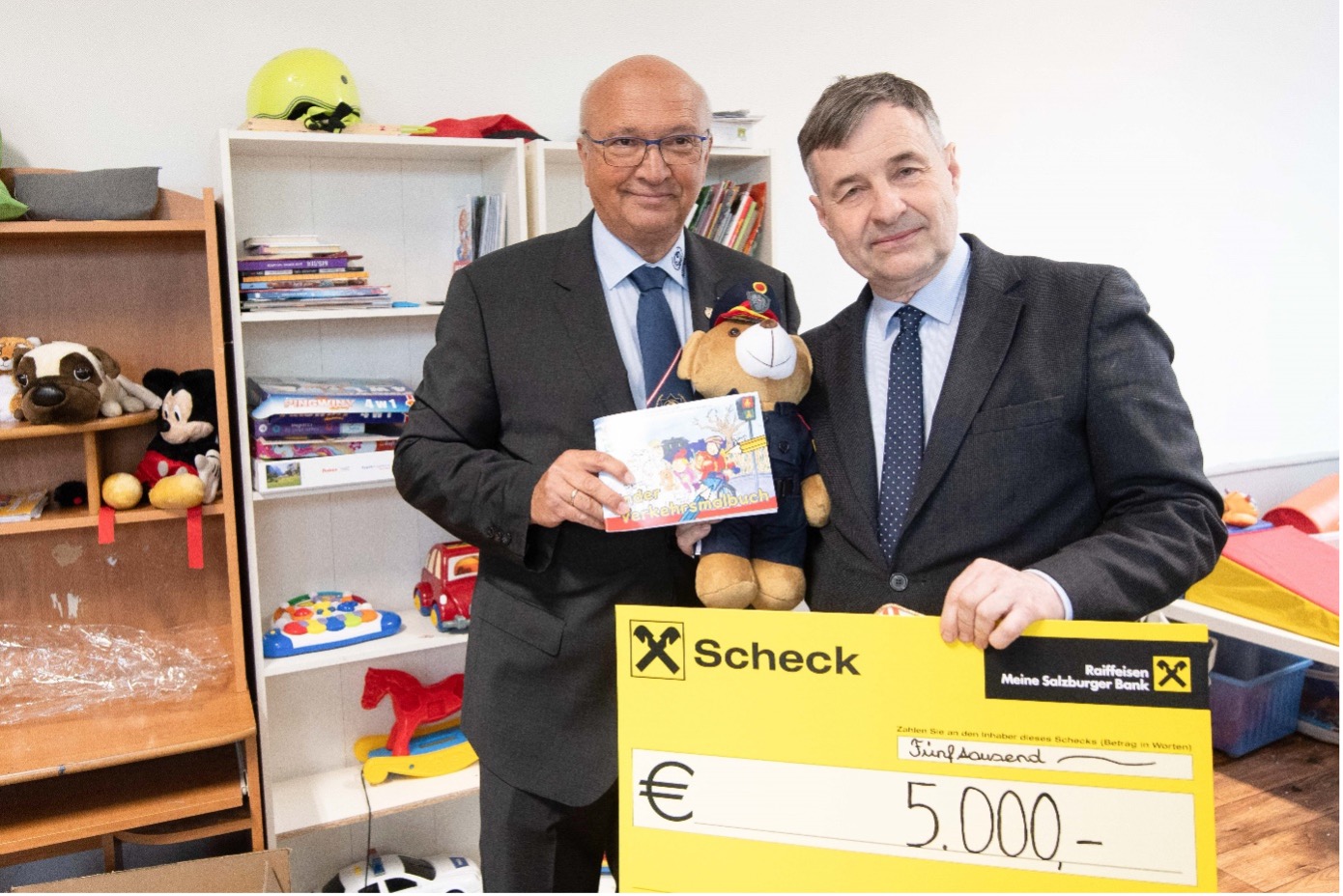 Scheckübergabe an den Direktor des Waisenhauses Piotr Rydzewski