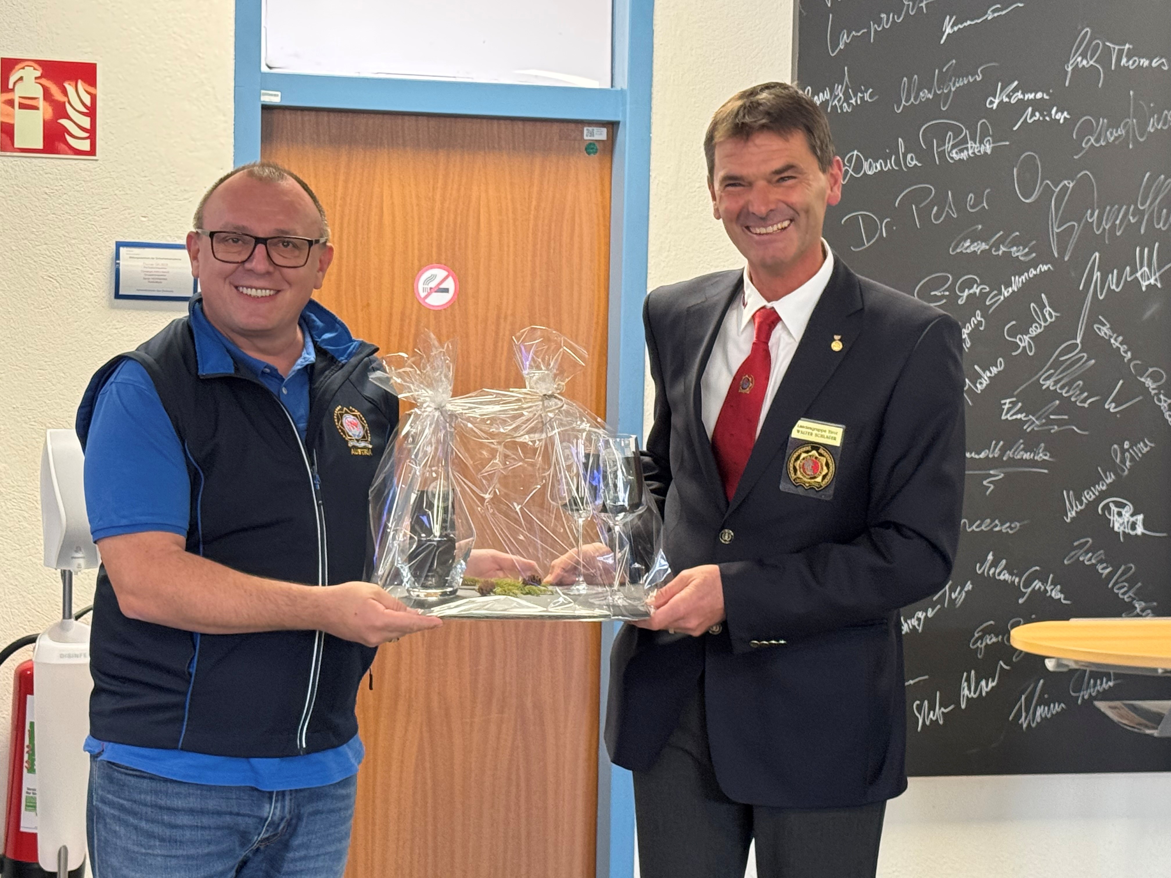 Geschenkübergabe Martin Hoffmann und Walter Schlauer