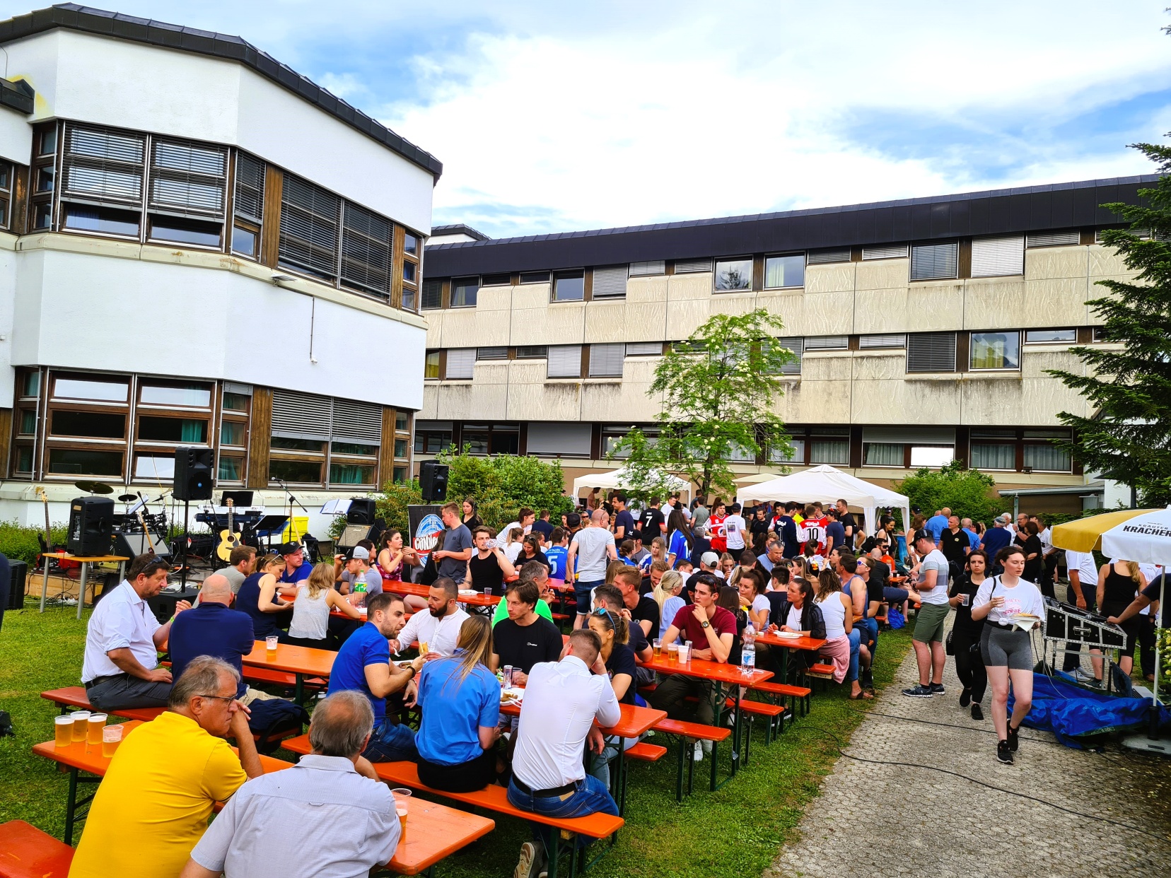 Scheckübergabe an den Direktor des Waisenhauses Piotr Rydzewski